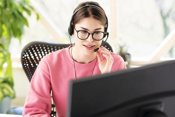Manager training customer service team remotely