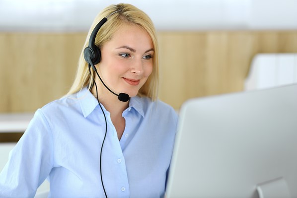 Online customer service helpdesk operator