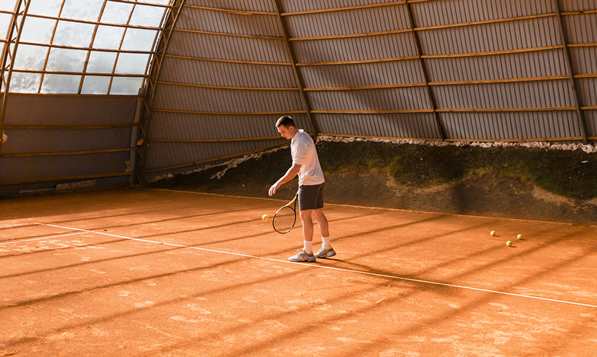 Man playing the tennis game Stické